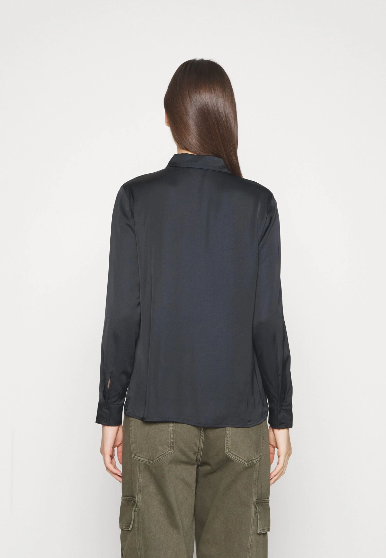 ESPRIT Viscose Sateen Blouse - Overhemdblouse - Black 6 ESPRIT Viscose Sateen Blouse - Overhemdblouse - Black - Afbeelding 4