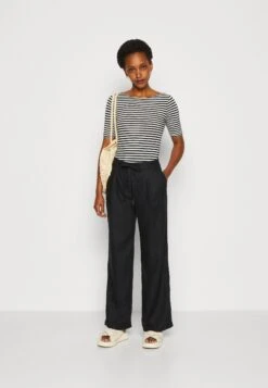 Esprit -Esprit f091bc0abcb741f7840241194eaf99fe